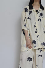 Load image into Gallery viewer, OPEN COLLAR SH_FLOWER/BLK PAISLEY