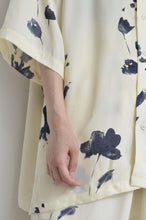 Load image into Gallery viewer, OPEN COLLAR SH_FLOWER/BLK PAISLEY