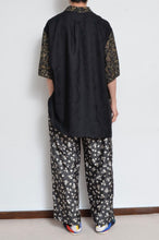 Load image into Gallery viewer, FLORAL MIX OPEN COLLAR SH /02