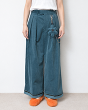 이미지를 갤러리 뷰어에 로드 , Deep tuck wide pants / corduroy / Deep green
