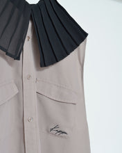 画像をギャラリービューアに読み込む, PLEATED COLLAR SLEEVELESS SHIRT_B