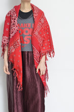 Load image into Gallery viewer, BANDANA SHAWL / RED