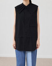 画像をギャラリービューアに読み込む, PLEATED COLLAR SLEEVELESS SHIRT_E