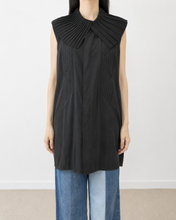 Load image into Gallery viewer, PLEATED COLLAR SLEEVELESS SHIRT_A