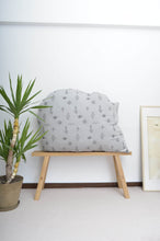 画像をギャラリービューアに読み込む, RUG CUSHION (GRIZZLY BEAR)