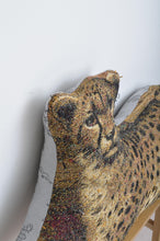 画像をギャラリービューアに読み込む, RUG CUSHION (CHEETAH)