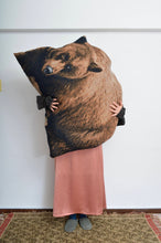 画像をギャラリービューアに読み込む, RUG CUSHION (GRIZZLY BEAR)