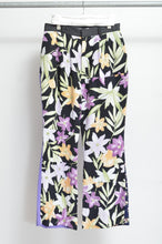 Load image into Gallery viewer, FLARED FLORAL PT 01 / ASS_C