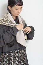 画像をギャラリービューアに読み込む, MELTON TRIANGLE SHAWL/BEG