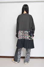 Load image into Gallery viewer, TIERED L/ST OP 01 / CHARCOAL_C