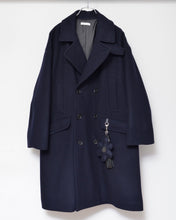 โหลดรูปภาพลงในเครื่องมือใช้ดูของ Gallery [สินค้าพรีออเดอร์คอลเลคชั่น AW26-27] เสื้อโค้ท Pea Coat ติดชาร์มลายดอกไม้ / ผ้าสักหลาดขนสัตว์ × ผ้าสปอร์ต
