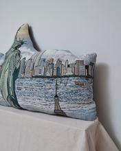 画像をギャラリービューアに読み込む, RUG CUSHION_ STATUE OF LIBERTY
