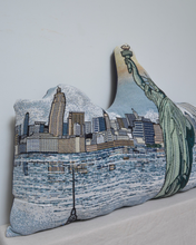 画像をギャラリービューアに読み込む, RUG CUSHION_ STATUE OF LIBERTY
