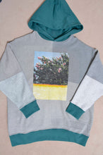 Load image into Gallery viewer, your right things in 代官山 蔦屋書店 出品中〜11/3まで:TWO-TONE HOODIE_GREEN/YELLOW print/01 size
