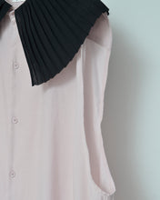 Load image into Gallery viewer, PLEATED COLLAR SLEEVELESS SHIRT_G
