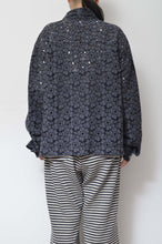 Load image into Gallery viewer, FLOWER LACE QUILTED WORK BLOUSON_BLACK
