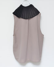 画像をギャラリービューアに読み込む, PLEATED COLLAR SLEEVELESS SHIRT_B
