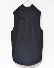 画像をギャラリービューアに読み込む, PLEATED COLLAR SLEEVELESS SHIRT_E
