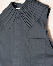 画像をギャラリービューアに読み込む, PLEATED COLLAR SLEEVELESS SHIRT_E
