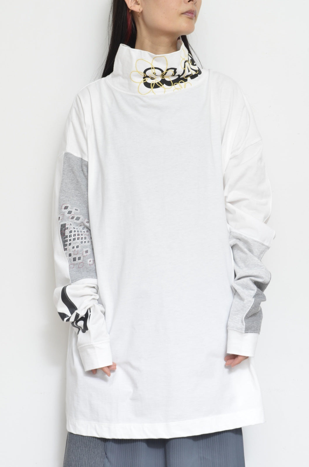 PATCH HI NECK T 02_OFF WHITE / SLACK