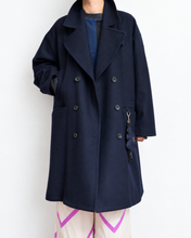 โหลดรูปภาพลงในเครื่องมือใช้ดูของ Gallery [สินค้าพรีออเดอร์คอลเลคชั่น AW26-27] เสื้อโค้ท Pea Coat ติดชาร์มลายดอกไม้ / ผ้าสักหลาดขนสัตว์ × ผ้าสปอร์ต
