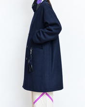 โหลดรูปภาพลงในเครื่องมือใช้ดูของ Gallery [สินค้าพรีออเดอร์คอลเลคชั่น AW26-27] เสื้อโค้ท Pea Coat ติดชาร์มลายดอกไม้ / ผ้าสักหลาดขนสัตว์ × ผ้าสปอร์ต
