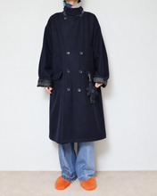 โหลดรูปภาพลงในเครื่องมือใช้ดูของ Gallery [สินค้าพรีออเดอร์คอลเลคชั่น AW26-27] เสื้อโค้ท Pea Coat ติดชาร์มลายดอกไม้ / ผ้าสักหลาดขนสัตว์ × ผ้าสปอร์ต
