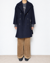 โหลดรูปภาพลงในเครื่องมือใช้ดูของ Gallery [สินค้าพรีออเดอร์คอลเลคชั่น AW26-27] เสื้อโค้ท Pea Coat ติดชาร์มลายดอกไม้ / ผ้าสักหลาดขนสัตว์ × ผ้าสปอร์ต
