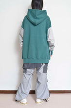 画像をギャラリービューアに読み込む, your right things in 代官山 蔦屋書店 出品中〜11/3まで:TWO-TONE HOODIE_GREEN/MIND GAME print/02 size
