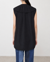 画像をギャラリービューアに読み込む, PLEATED COLLAR SLEEVELESS SHIRT_E
